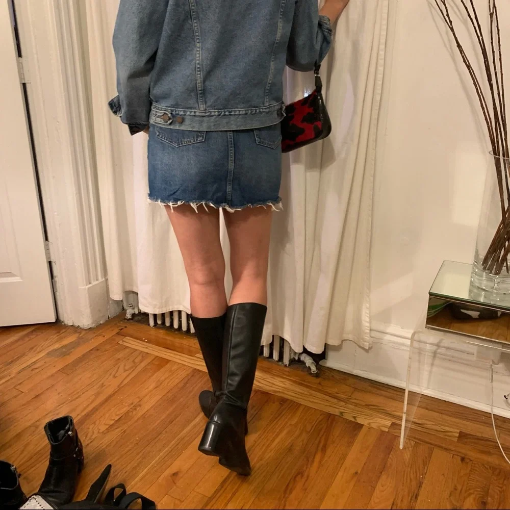Levis Jean Denim High Waisted Mini Skirt w Frayed Hem Pockets Belt Loops sz 26 - Picture 12 of 16